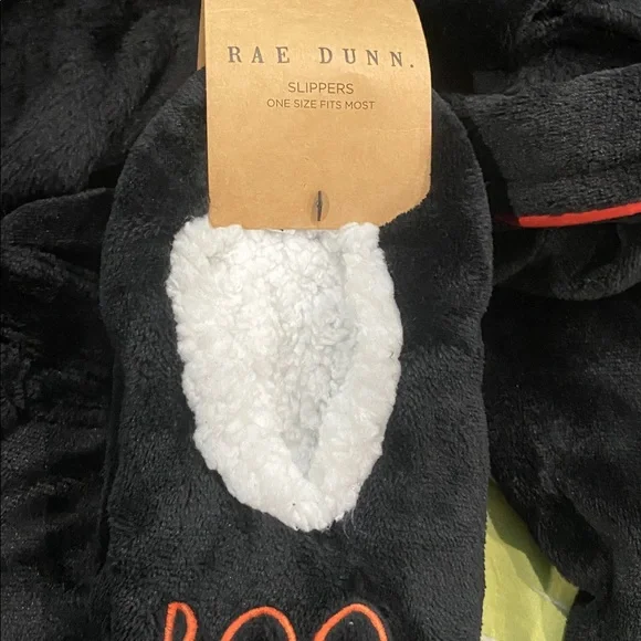 Rae Dunn Halloween “Hocus Pocus” plush robe with matching slipper “Boo” socks. - Picture 7 of 10